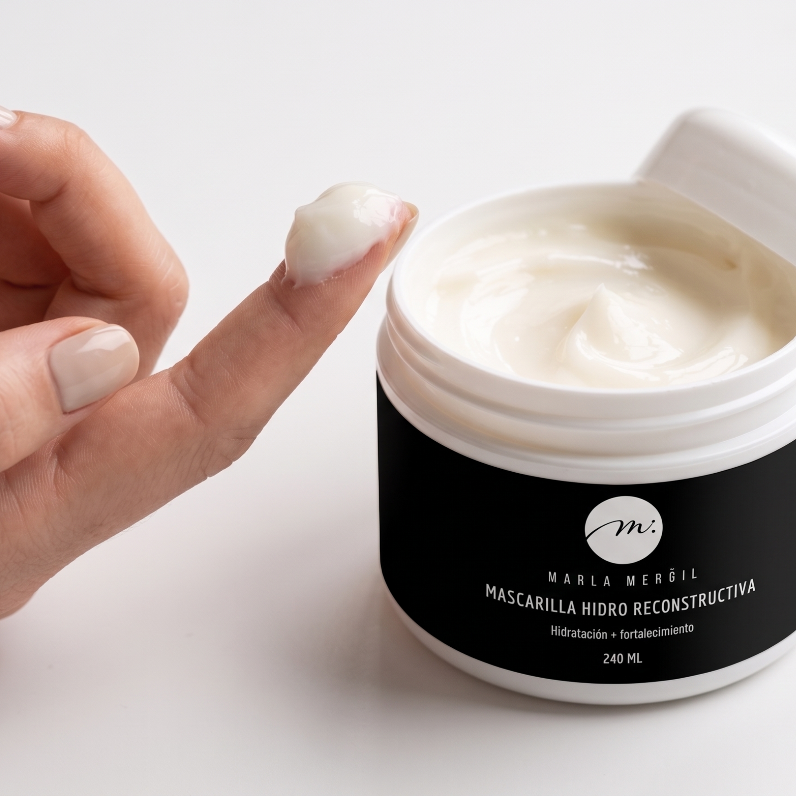 Textura de la Mascarilla Hidro Reconstructiva Marla Mergil para hidratar y suavizar el cabello.